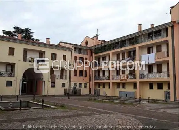 Negozi, botteghe in Piazza Sarajevo, 6-7-8 - 1